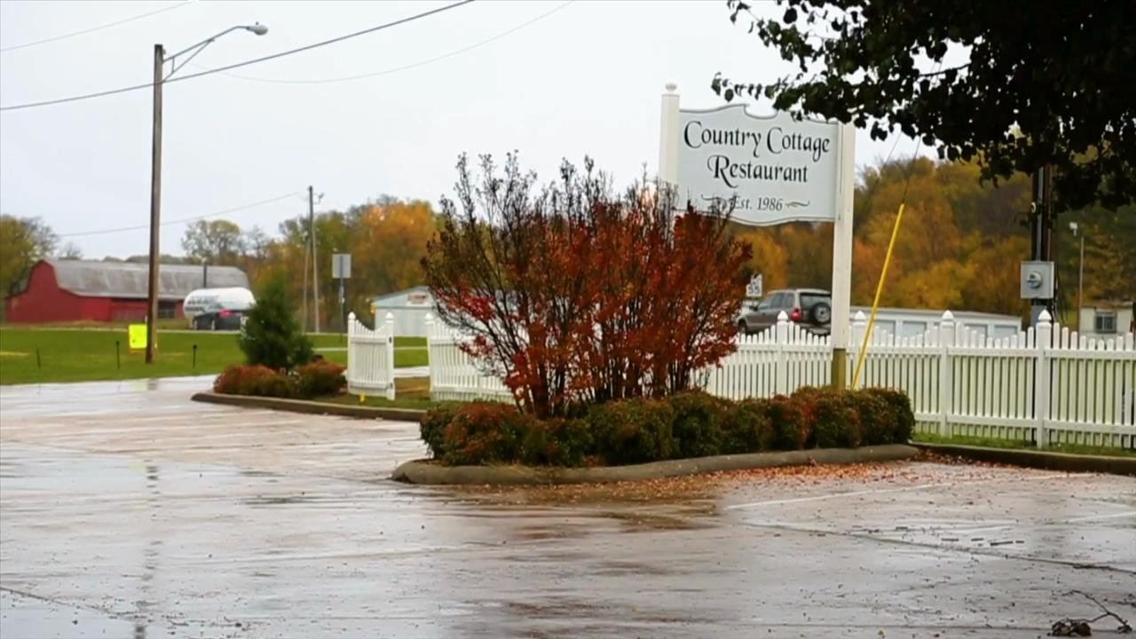 The Country Cottage Restaurant sign, Est. 1986, on Highway 82